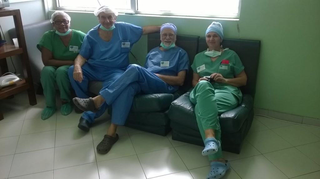 De gauche à droite : Fatima Monteiro (Présidente AFCVF), Dr. Philipe Manoli (Chirurgien), Dr. Gilles Parmentier (Anesthésiste) et Caroline Gauthier (Infirmière)