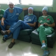 De gauche à droite : Fatima Monteiro (Présidente AFCVF), Dr. Philipe Manoli (Chirurgien), Dr. Gilles Parmentier